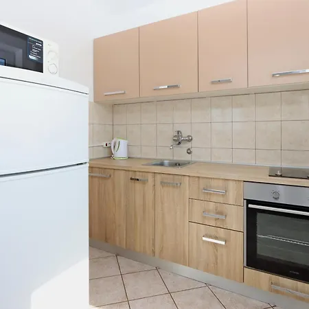 With A Parking Space Mandre, Pag - 6582 *