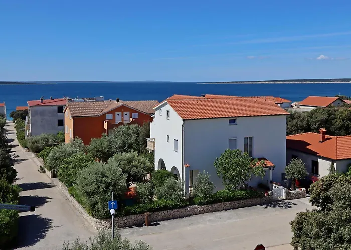 With A Parking Space Mandre, Pag - 6582 *