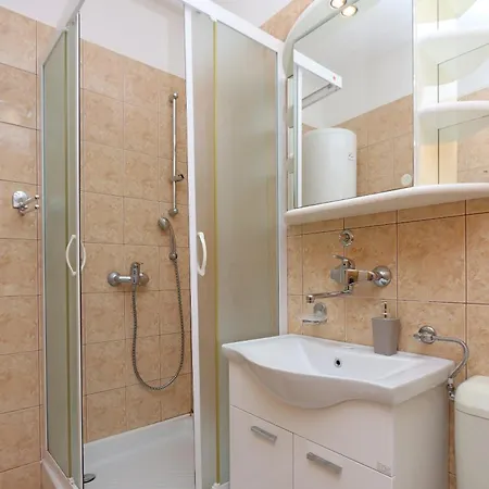 With A Parking Space Mandre, Pag - 6582 アパート