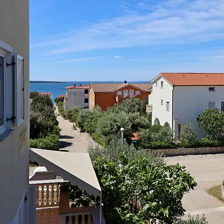 With A Parking Space Mandre, Pag - 6582 *