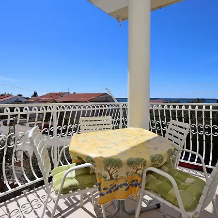 With A Parking Space Mandre, Pag - 6582 *