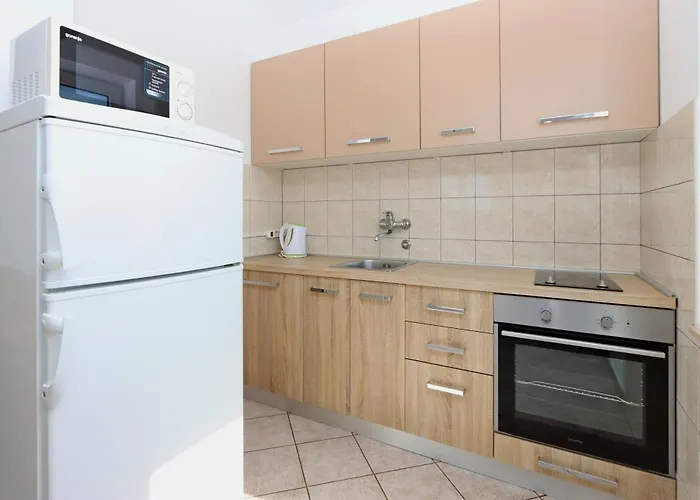 With A Parking Space Mandre, Pag - 6582 *