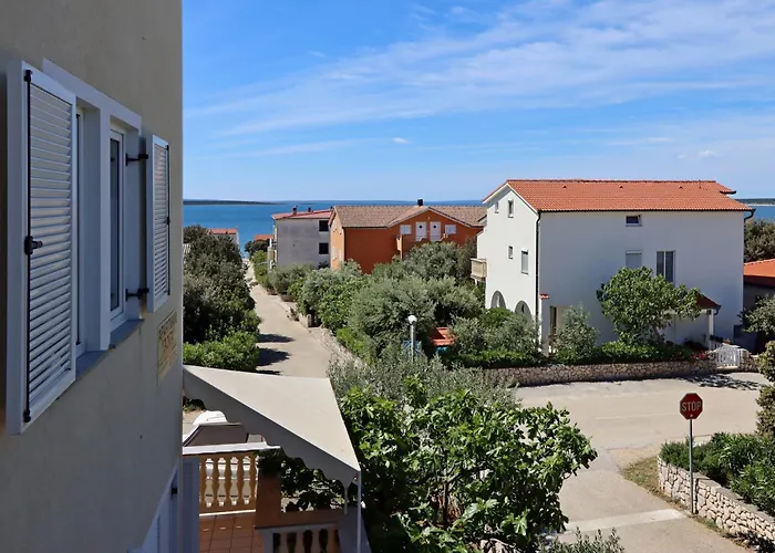 With A Parking Space Mandre, Pag - 6582 *